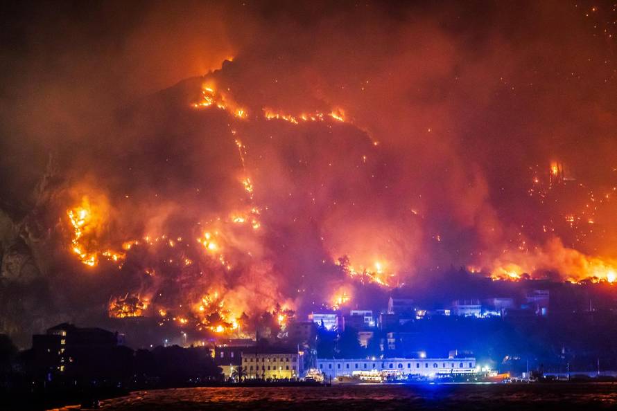 Omiš:  Pogled na Omiš sa ušća Cetine. 