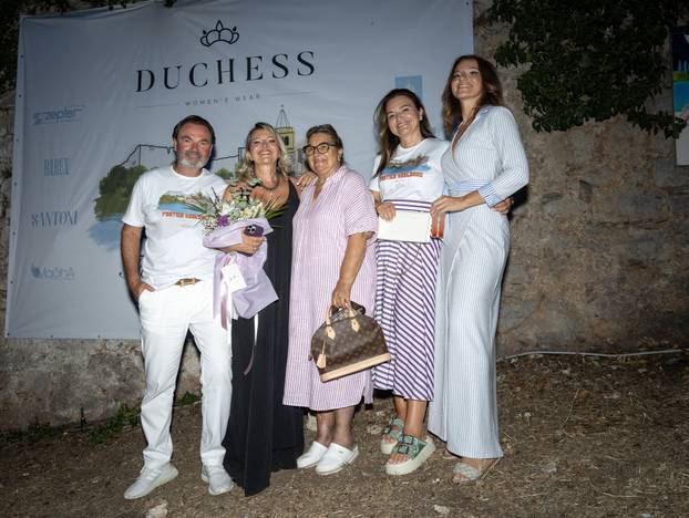 FOTO Karlobag zasjao u znaku mode i glazbe: Duchess revija i koncert Nine Badrić na Fortici