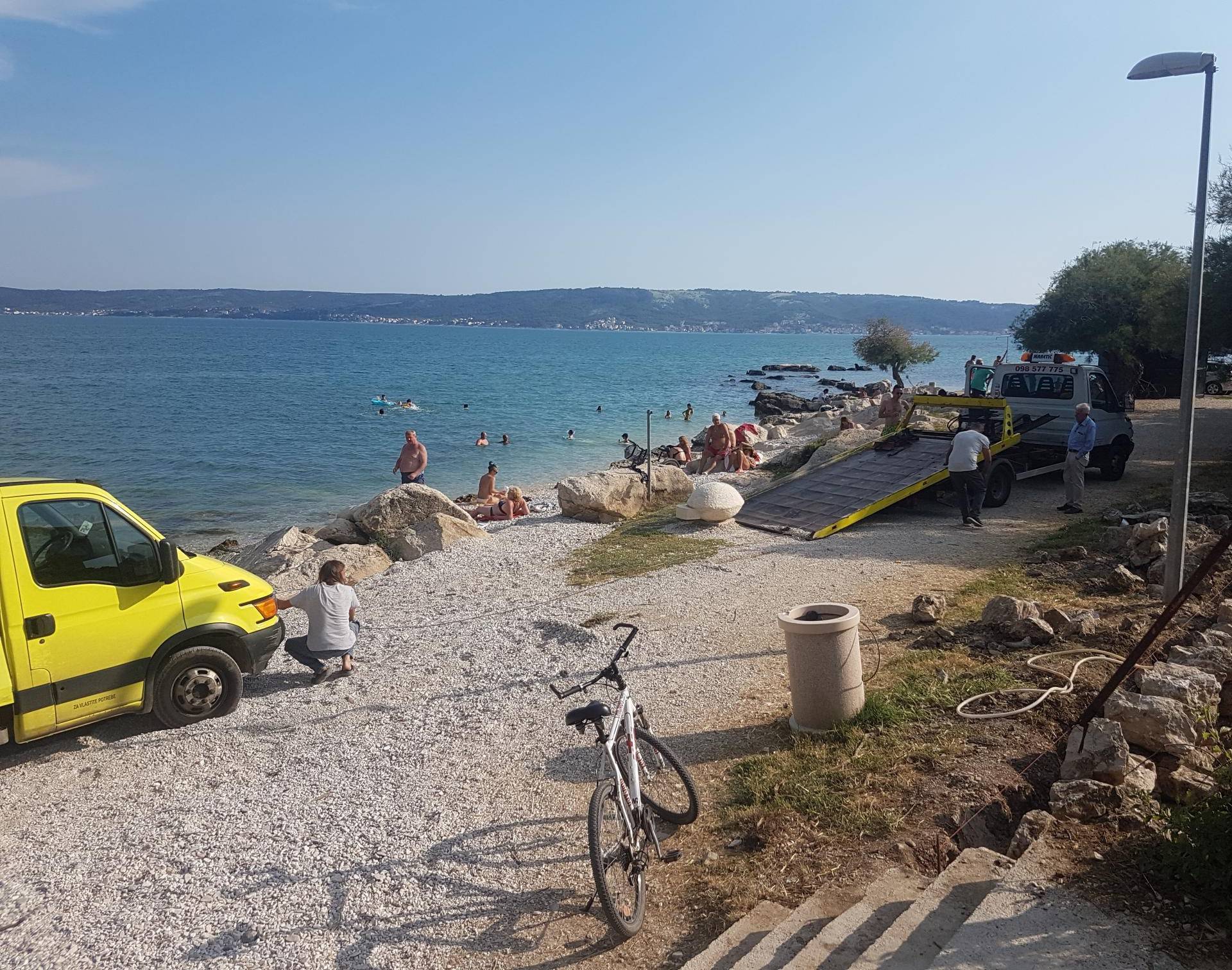 Turisti zapeli na plaži pa zvali vučnu službu, i ona je zapela...