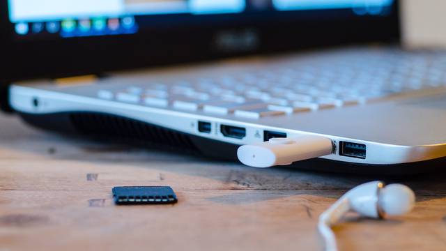 Zašto USB gotovo uvijek prvo pokušamo spojiti s krive strane