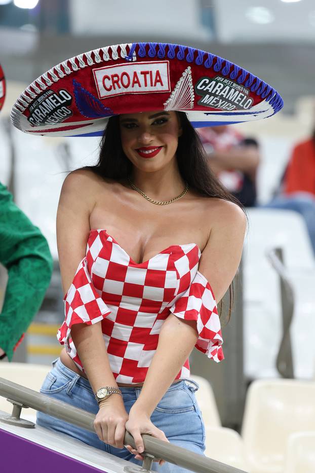 KATAR 2022 - Ivana Knoll na tribinama u društvu navija?a pozirala fotografima