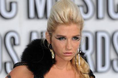 Ke$ha se zbog poremećaja u prehrani sad prijavila u kliniku