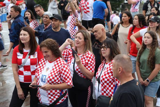 SP 2026 Philadelphia: Navijači Hrvatske fotografiraju se uz spomenik Rockyju