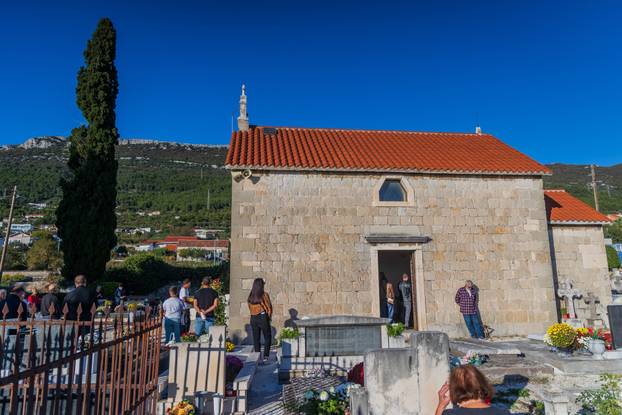 Kaštel Stari: Groblje Sv. Nikole i misa povodom blagdana Svih svetih