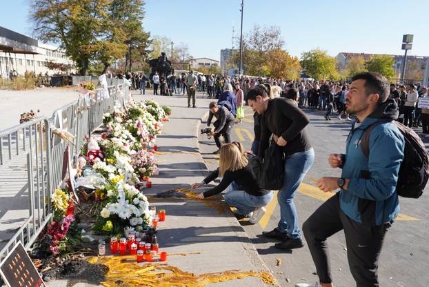 Novi Sad: Veliki broj građana od jutra dolazi odati počast poginulima u padu nadstrešnice