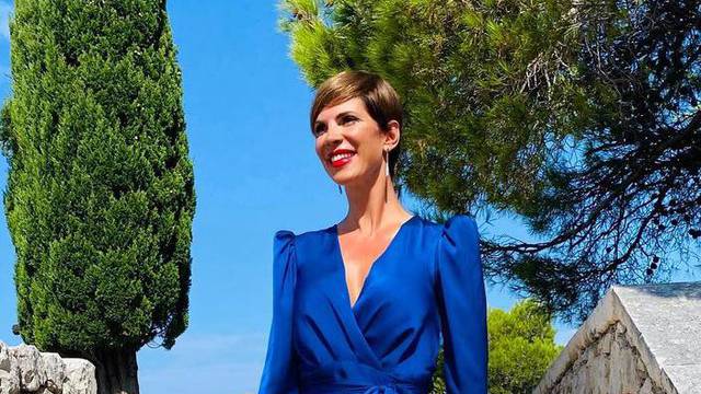 Bojana Gregorić Vejzović blista na Pelješcu: Plava haljina joj je istaknula vitke noge i figuru