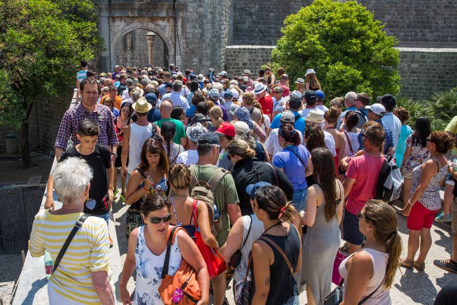 Kaos na ulazu u Dubrovnik: Turisti blokirali gradsku jezgru