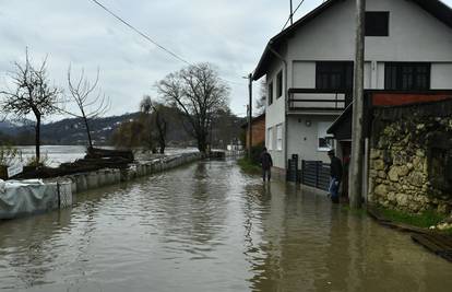 MORH: U obrani od poplava na području Kostajnice i kod Petrinje angažirano 137 vojnika