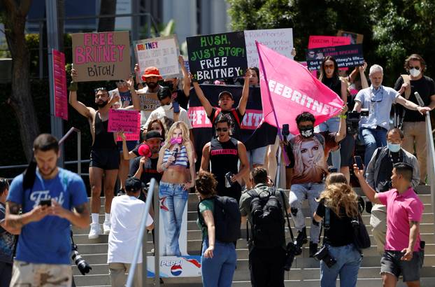 Stotine fanova došlo je podržati pop zvijezdu ispred suda u Los Angelesu: 'Pravda za Britney'