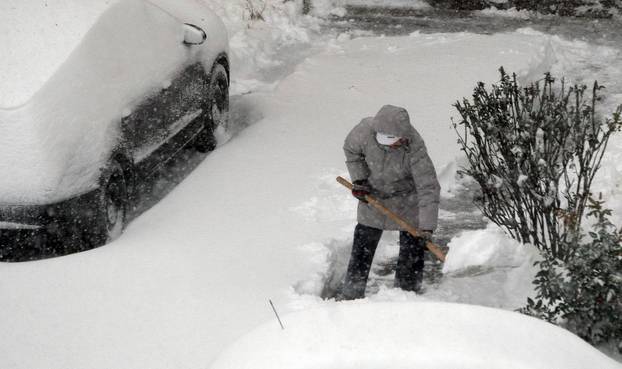 ARHIVA - Zagreb: Gra?ani zapo?eli dan ?iš?enjem automobila od snijega
