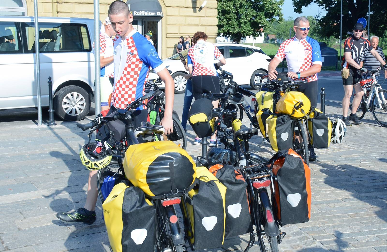 Sisak: Å estero biciklista krenulo u Vatikan na put dugaÄak 1865 kilometara