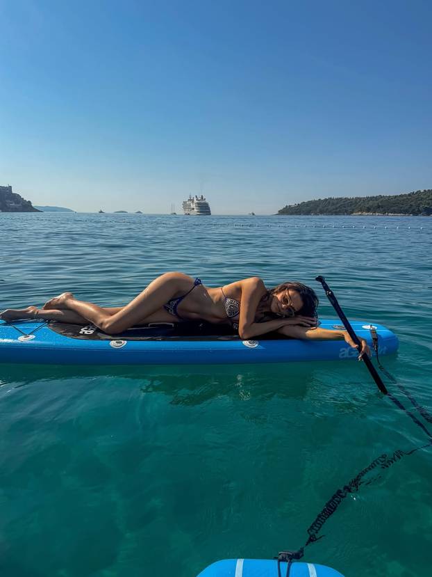 Laura Gnjatović se sa svojih 191 cm ispružila pa oduševila sve