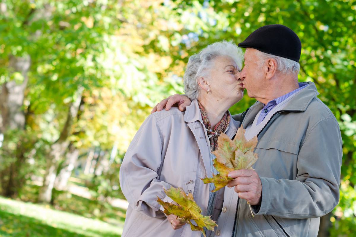 7 bitnih stvari koje stari parovi žele da mladi znaju o braku