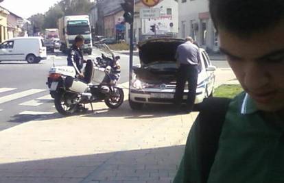 Dva policajca na križanju popravljala kvar na motoru
