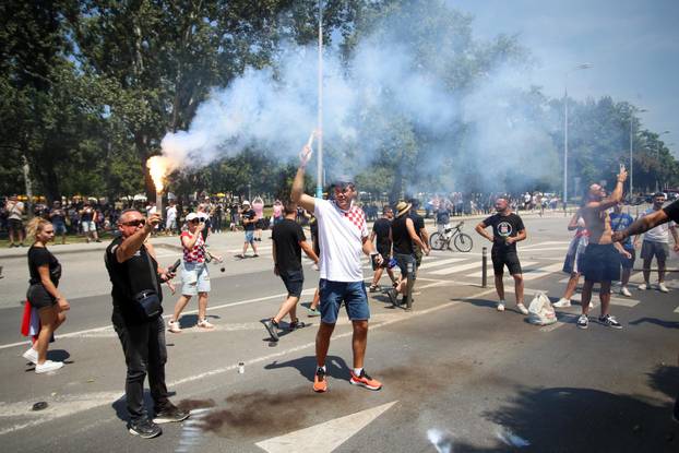 Zagreb: Zapaljene baklje u fan zoni na Bundeku uoči Thompsonovog koncerta 