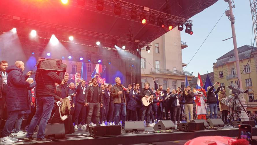 Deseci tisuća ljudi dočekali su srebrne! Trgom se orile pjesme, navijači zapalili desetak baklji