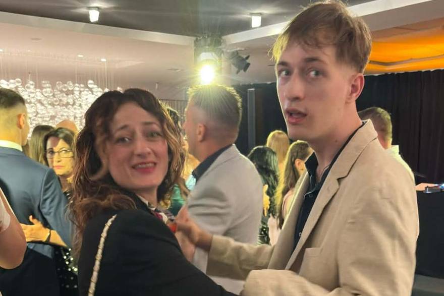Ivan se sam, uz maminu pomo&cacute;, stepenicama uspeo do dvorane u kojoj je odr&zcaron;ana maturalna zabava, a onda je s njom i zaplesao