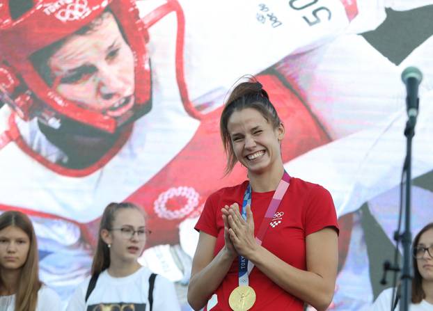 Zlatna olimpijka Matea Jelić svečano dočekana u svom Kninu