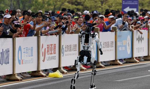 VIDEO Od spoticanja do sprinteva: Kineski roboti nadma&scaron;ili ljude u polumaratonu
