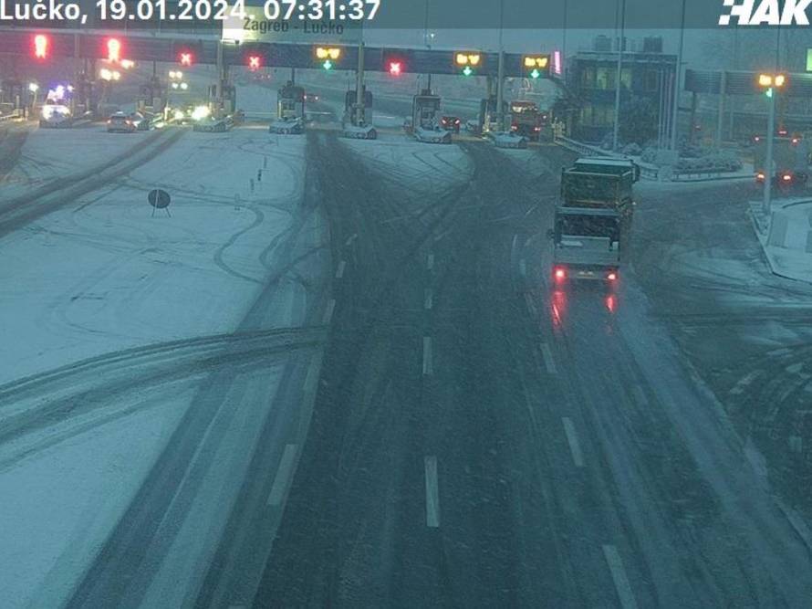 Ne krećite na put bez zimske opreme. Kolona na A2 kod Zaprešića oko tri kilometra