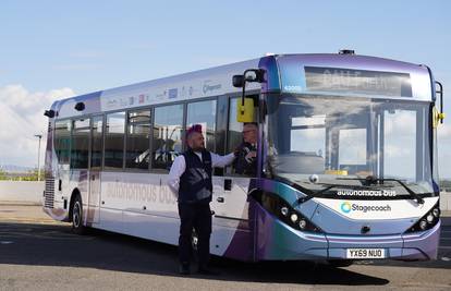Autobus bez vozača prevezao prve putnike u Britaniji: Testne vožnje trajat će do 2025. godine