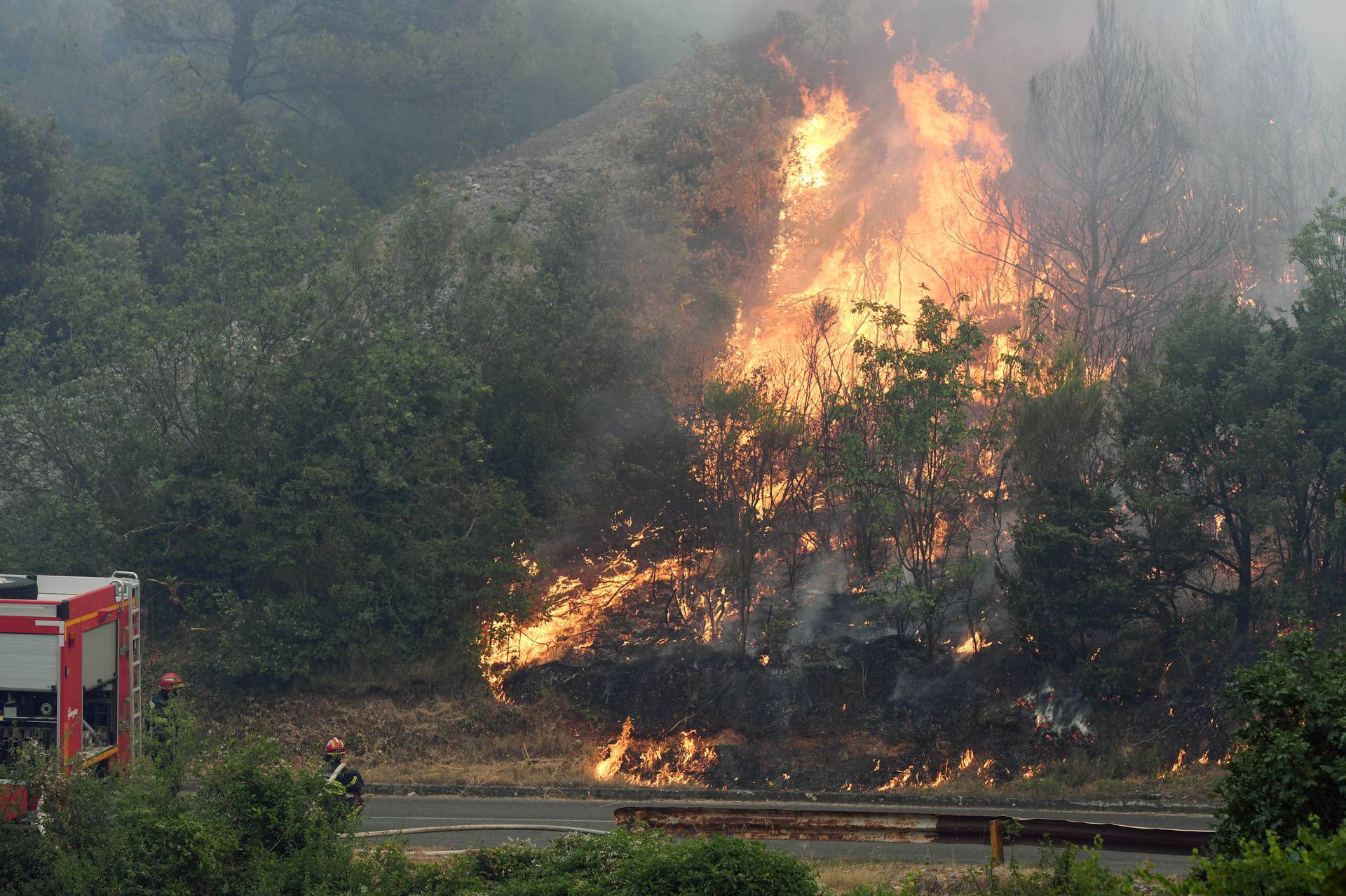 Vatrogasci se bore s vatrenom buktinjom na cesti prema Zatonu