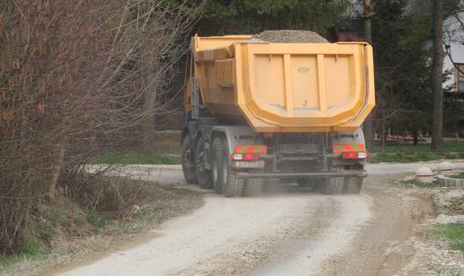 Šljunak se prosuo s kamiona pa zasuo i ozlijedio dvije djevojke