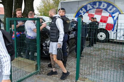 FOTO Nasmiješeni predsjednik Hajduka u Grubišnom Polju, uz njega i klupski šef osiguranja