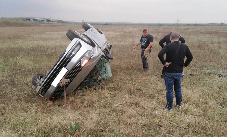 Sudario se s drugim autom pa preletio betonski odvod: 'Sreća pa je samo lakše udario glavu'