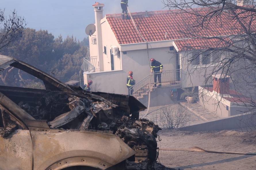 Pisak: Izgorjeli brojni automobili, zbog požara dignuta cijela županija da dođe u pomoć