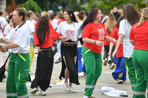 Varaždin: Stotinu maturanata varaždinskih srednjih škola plesalo tradicionalnu Quadrillu