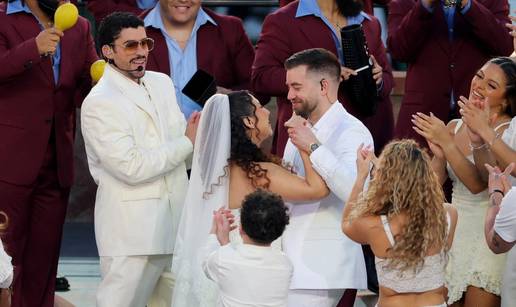 Svi su mislili da je to samo dio nastupa! 'Par se doista vjen&ccaron;ao na nastupu Bad Bunnyja, ludo!'