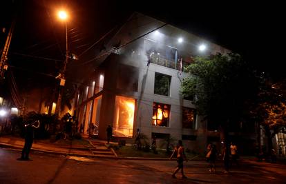 Kaos u Paragvaju: Prosvjednici su zapalili zgradu Kongresa
