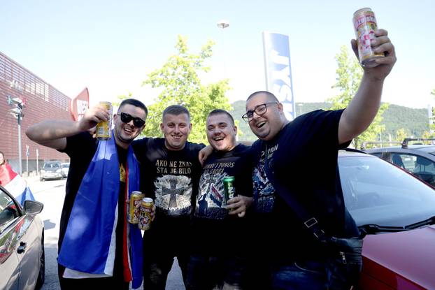Zaprešić: Fanovi se okupljaju uoči koncerta Marka Perkovića Thompsona