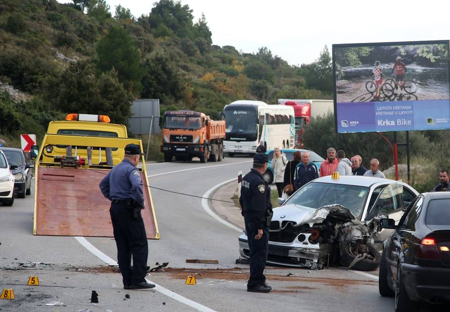 Krš i lom na ulazu u Šibenik: BMW bez pola prednjeg dijela