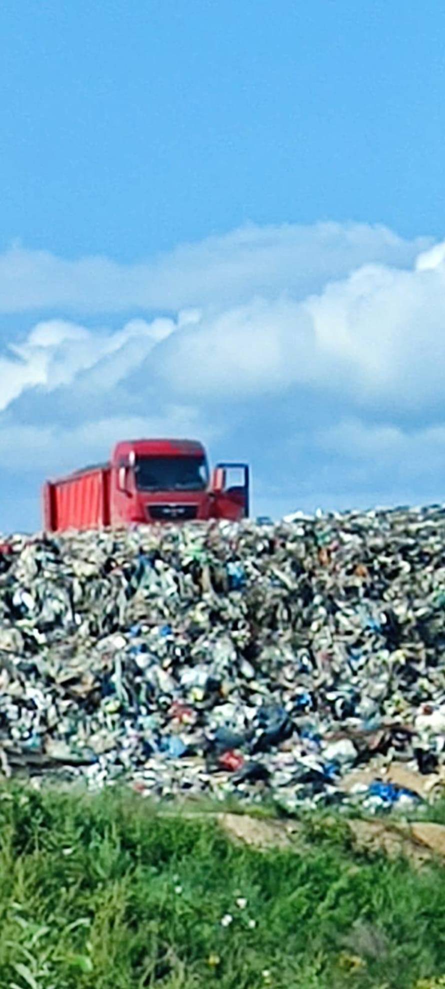 EKSKLUZIVNE SNIMKE: Opasni i plastični otpad bacali su i na gradsko odlagalište u Gospiću!