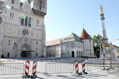 Zatvoren trg ispred katedrale u Zagrebu: Postavljene ograde