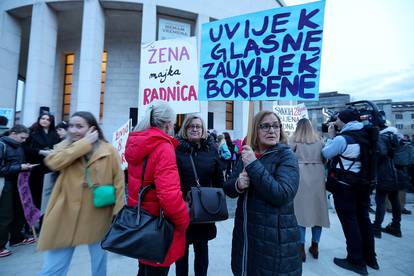 UŽIVO Noćni marš u Zagrebu povodom Dana Žena. Okupljeni stigli na Trg bana Josipa Jelačića