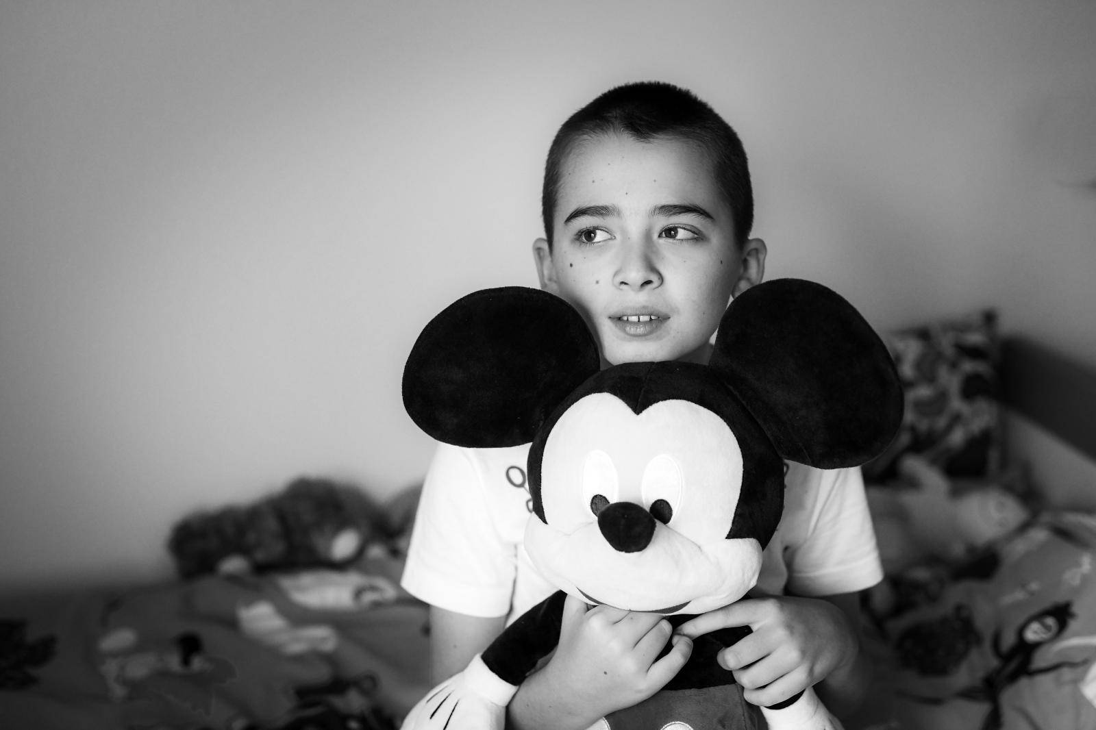 Ivano ima 12 godina, ide u peti razred, ima bijele tenisice, bicikl i Mickeyja Mousea. I autizam
