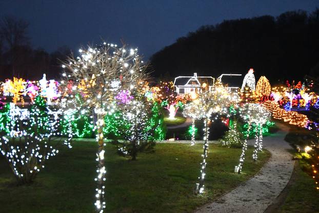 Magično Božićno blagdansko imanje obitelji Salaj zabljesnulo je u punom sajaju