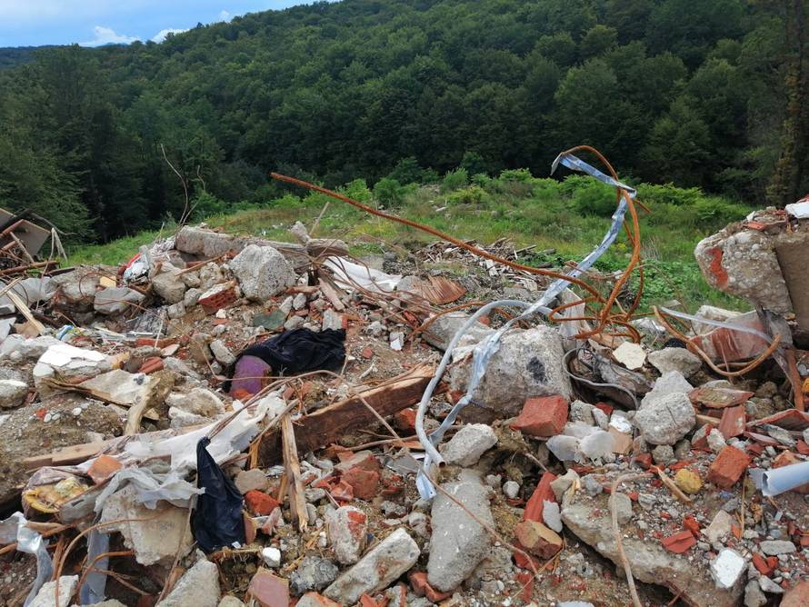 EKSKLUZIVNO Zatrpao potok građevinskim otpadom: 'Nema dozvole, ali bacamo na svoje'