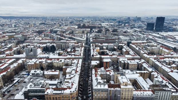 Pogled iz zraka na centar Zagreba prekriven snijegom
