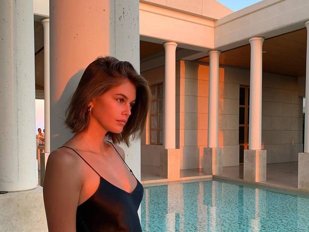 FOTO Lijepa Kaia Gerber otkrila guzu u 'goloj' haljini, izvirile i tange koje je pokušala skriti
