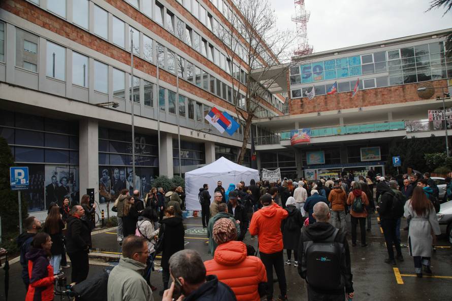 Beograd: Studenti podigli živi zid oko RTS-a