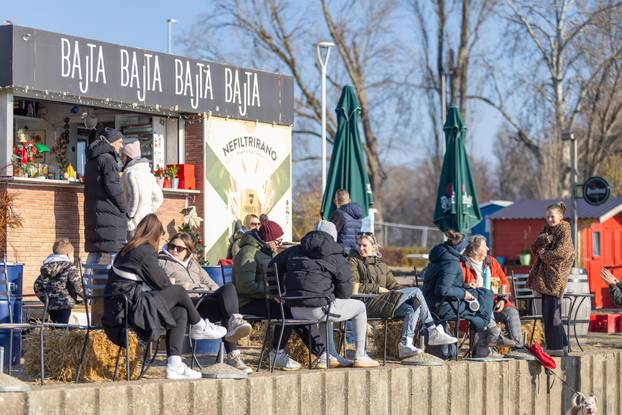 Osijek: Osječani iskoristili sunčan dan za šetnju ili druženje uz kavu 