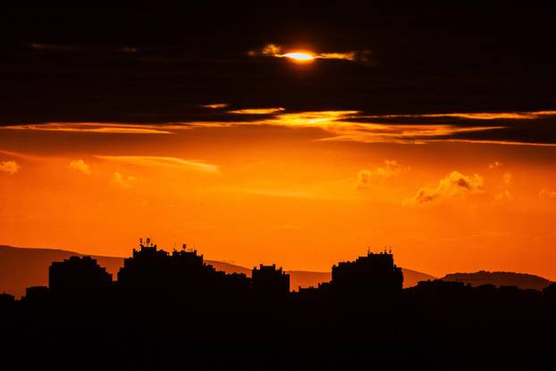 Mravince: Pogled na Split i zalazak sunca iza tmurnih oblaka