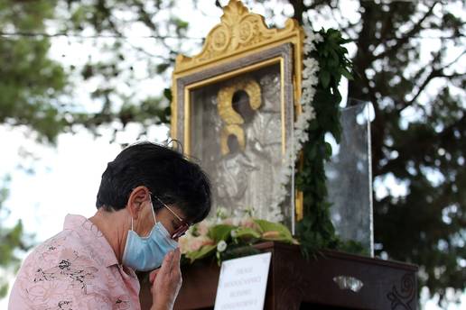 Mjere na Gospu: Maske na lice, bez diranja Gospine slike i kipa