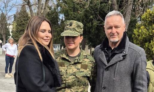 Thompsonova k&cacute;i Diva Marija prisegnula u vojarni. Stigao i tata pjeva&ccaron;. Pogledajte fotke