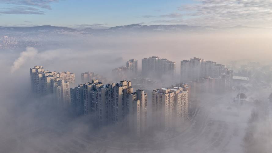 Pogled iz zraka na Sarajevo obavijeno maglom i smogom