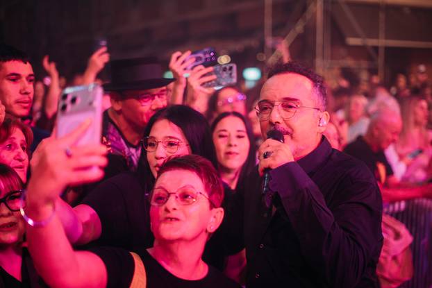FOTO Cetinski i Shorty zatvorili Vinkovačke jeseni, zajedno zapjevali 'Dođi u Vinkovce'